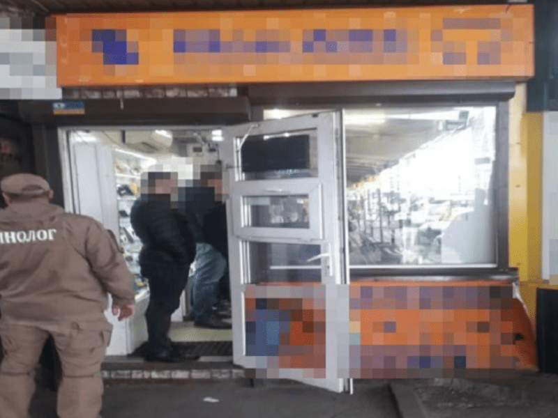 Продавав амфетамін з-під прилавку магазину техніки: у Києві затримали наркоділка