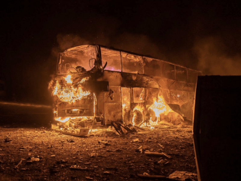 Рятувальники показали фото палаючих автобусів у Києві після атаки на місто