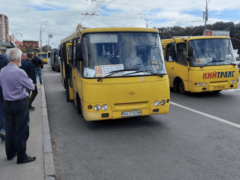 Якщо лунає повітряна тривога: відтепер столичні маршрутки та автобуси підвозитимуть пасажирів до укриттів