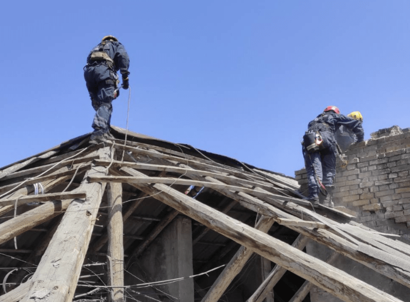 Рятувальники розбирають аварійні конструкції в багатоповерхівці на Печерську, яка постраждала внаслідок атаки РФ