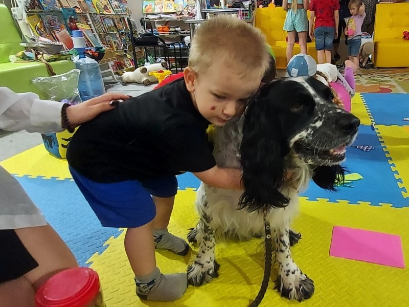 Чи кожен пес вміє лікувати: собаки-терапевти допомагають долати травми війни та повертають зір