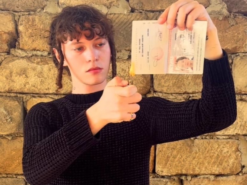 Російський співак спалив свій паспорт і хоче приїхати в Київ