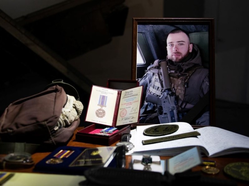 «24 години війни»: Музей війни отримав особисті речі та рукописні нотатки загиблого офіцера такмеду Нацгвардії