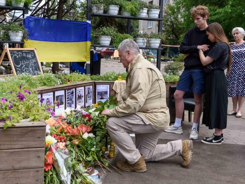 Виродки відправили балістичну ракету в кафе – Порошенко побував на місці трагедії у Краматорську