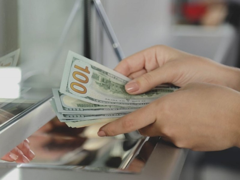 НБУ підвищив офіційний курс долара на 4 жовтня до 36,59 грн, столичні обмінники купували долар за 38 грн вже сьогодні