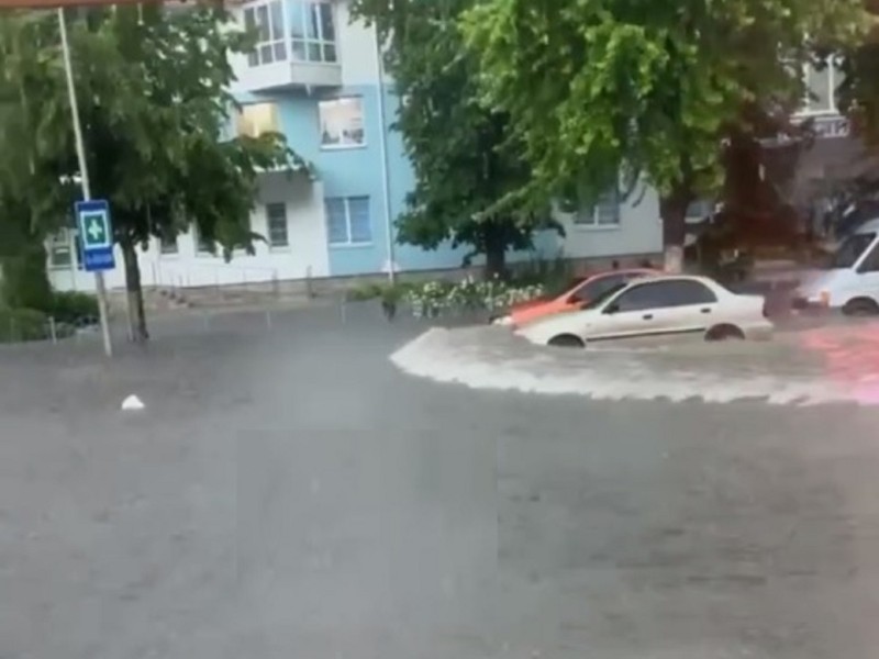 Люки чистять щодня, проте не рятує: чому під час злив тонуть вулиці Києва