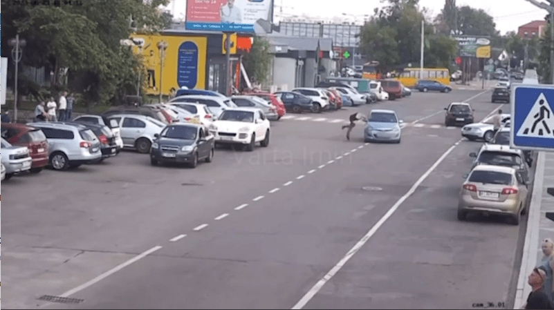 В Ірпені камери зафіксували, як чоловік кинувся під колеса автівки – відео