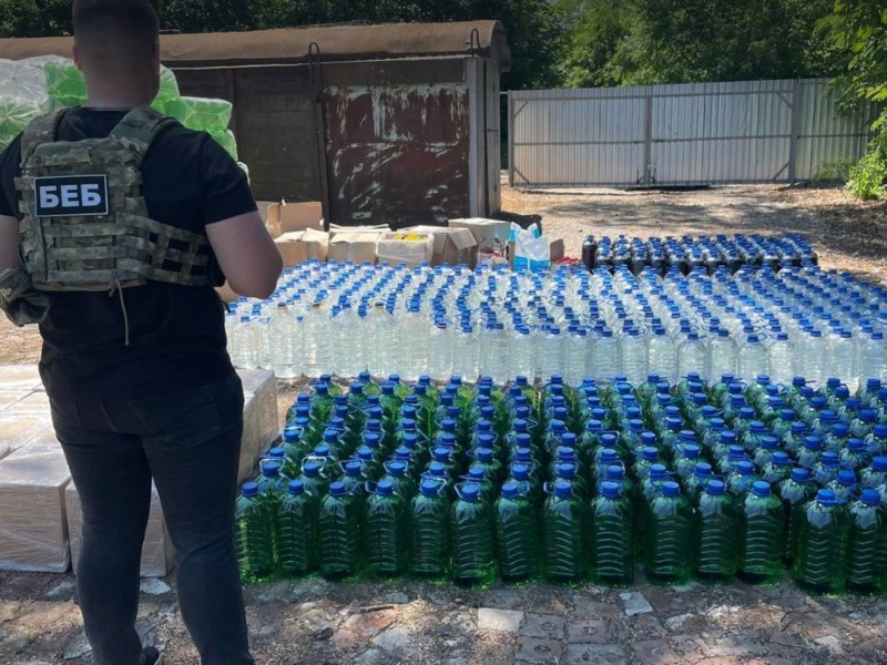 Тисячі літрів фальсифікату: у приватному будинку на Київщині працював підпільний цех з виготовлення алкоголю