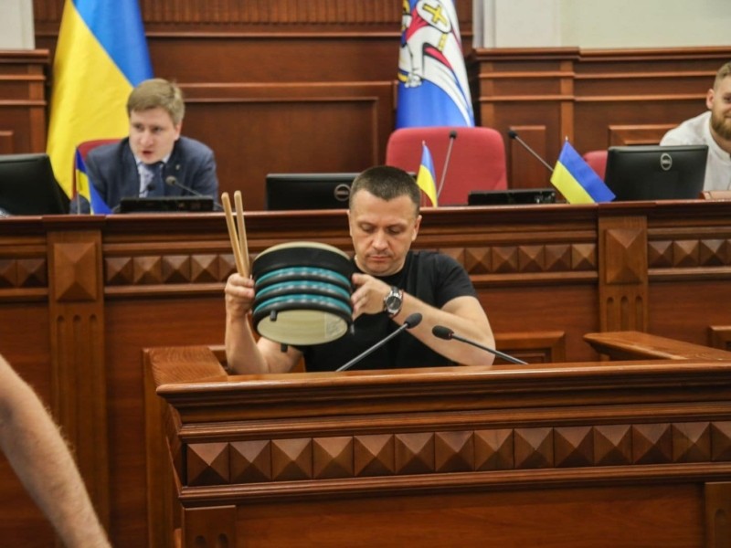 Голові Дніпровського району подарували у Київраді барабани “для психологічного розвантаження”