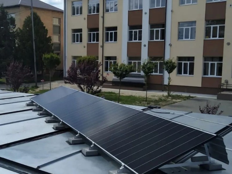 Модульне містечко у Бучі оснастили сонячними станціями