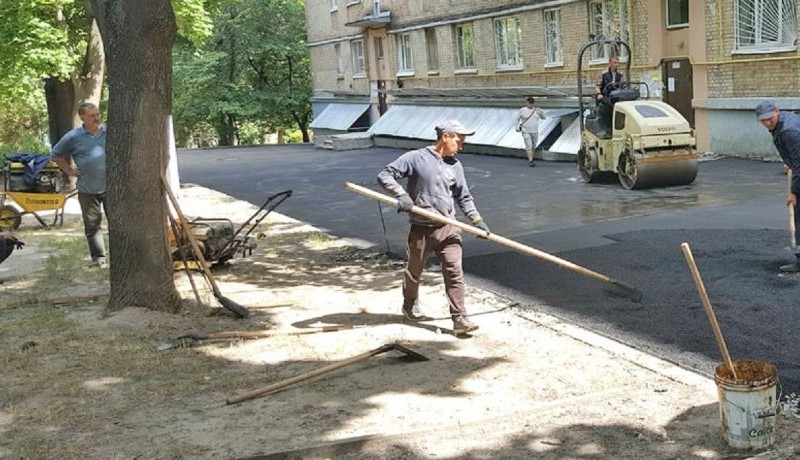 У Києві відновлюють ремонти дворів та міжквартальних проїздів