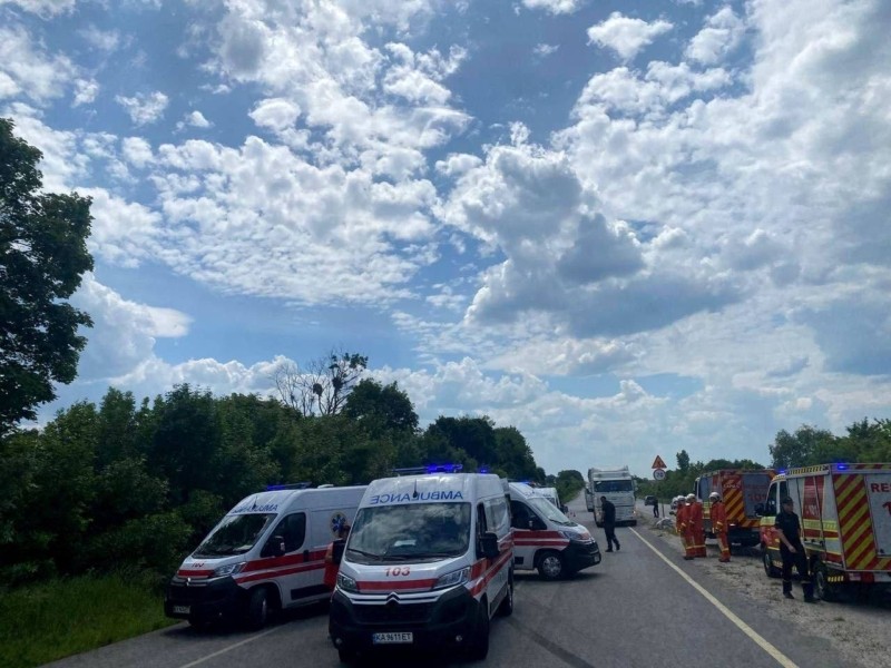 Двоє загиблих, восьмеро постраждалих: на трасі Київ-Одеса сталась жахлива ДТП