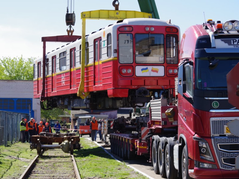 Столична підземка отримала другу партію варшавських вагонів-донорів