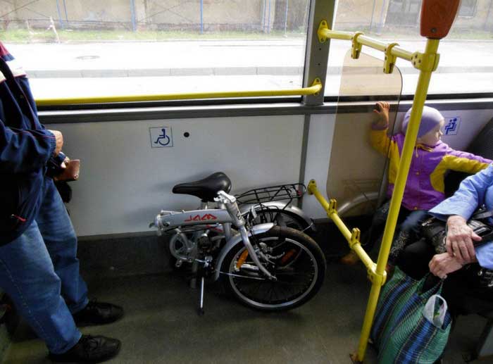 “Є правила, які стосуються безпеки пасажирів” – Кличко про конфлікт через велосипед у тролейбусі