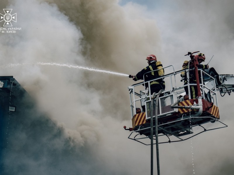 Друга за день масштабна пожежа в Оболонському районі: вогонь знищив 1600 кв. м складів