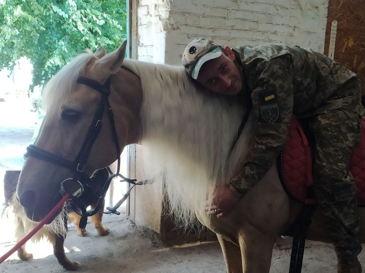 У Києві коні допомагають військовим подолати стрес та повертають радість життя