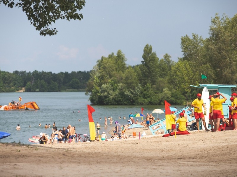 Є перші травмовані та клієнти 103: попри заборону купання столичні лайфгарди чергують на пляжах