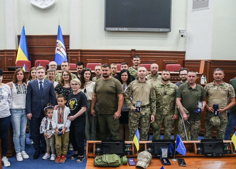 Військових та добровольців нагородили відзнаками Київського міського голови