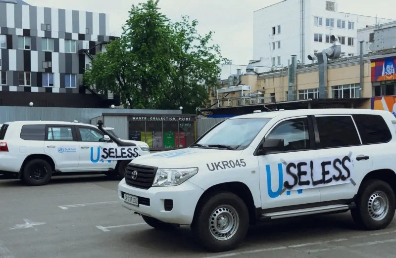 Обклеїв машини ООН: у Києві активісту прийшла повістка до суду