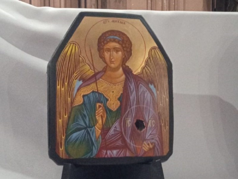 На бронеплитах, що врятували життя військовим, намалювали ікони – показ в костелі Святого Миколая (фото)