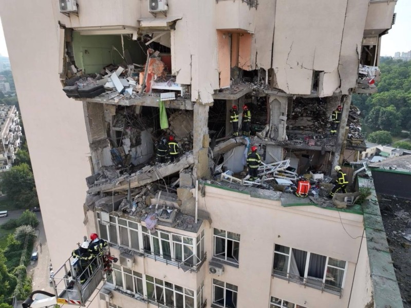 В Соломʼянському районі столиці уламки ракети пошкодили будинок, є загиблі