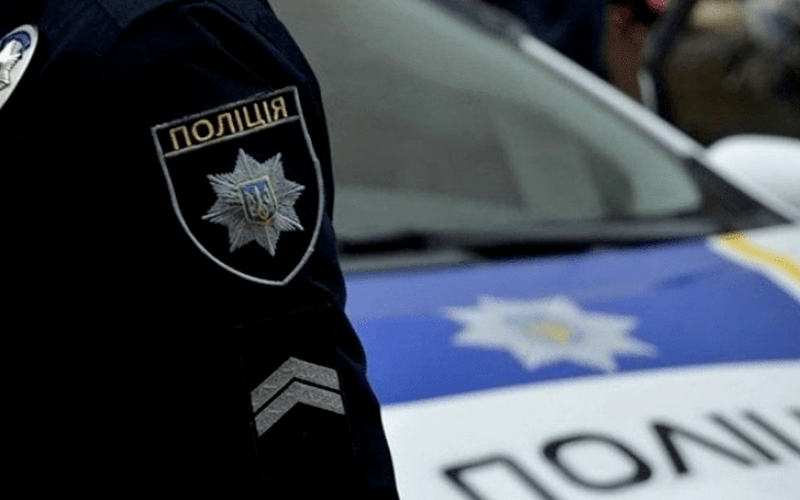 В Києві поліцейські врятували чоловіка, голову якого притиснуло автівкою (відео)