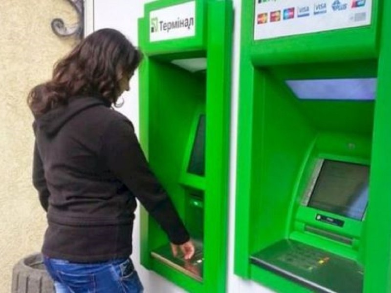 Приватбанк повертає послугу прийому євро та доларів в терміналах: коли почне діяти