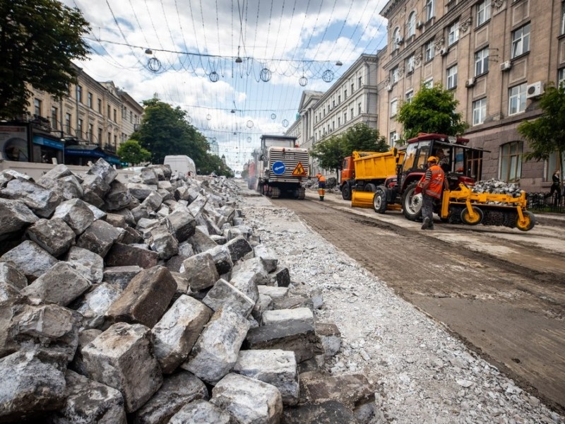 Працюють без вихідних: у Києві на вулиці Богдана Хмельницького триває ремонт дорожнього покриття