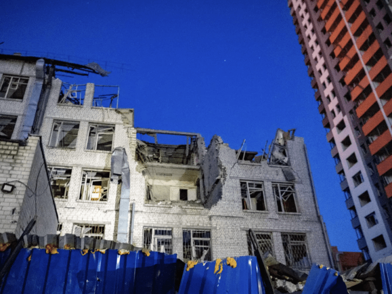 Зруйновані будівлі та покинуті іграшки: рятувальники показали наслідки нічної ворожої атаки на Київ