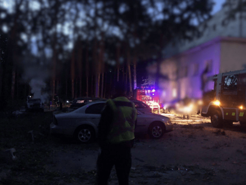 Уламки ракети впали на гуртожиток на Київщині, пошкоджені десятки авто (фото)