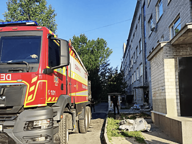На Київщині уламки ракет пошкодили будинки, офіси та автівки (фото)