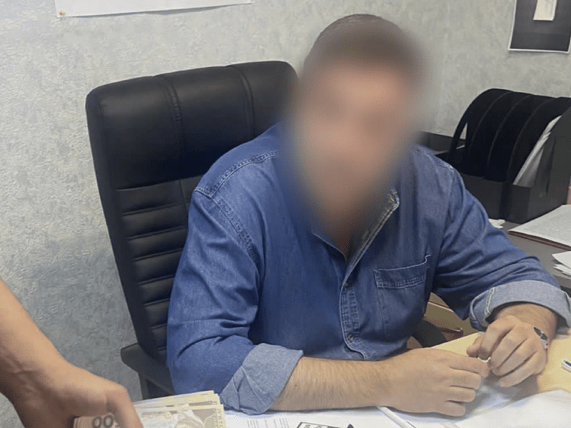 Вимагав хабар за розміщення каруселей: у Києві затримали директора «Гідропарку»