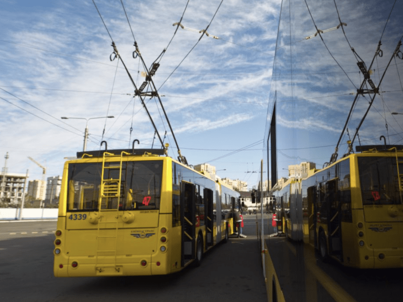 Між Троєщиною та Оболонню знову їздитиме тролейбус, а деякі столичні маршрути будуть закриті: що відомо