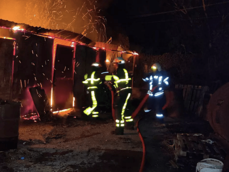 Запобігли вибуху: у Голосіївському районі спалахнула будівля (фото)