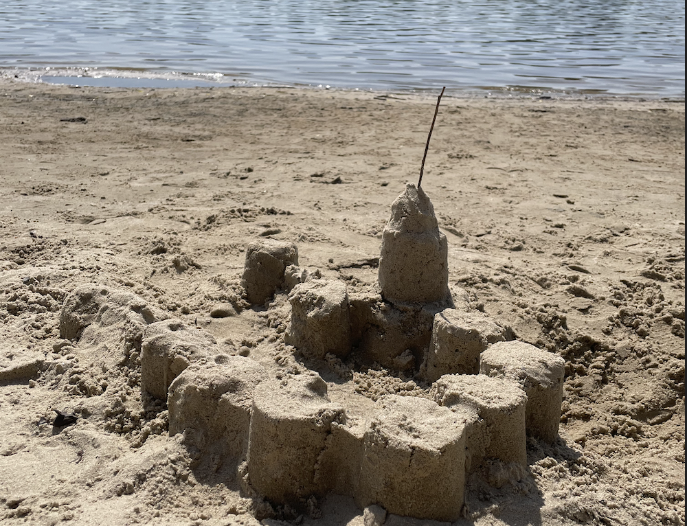 Для закритих пляжів у Києві під час війни закупають пісок на 6,5 млн гривень