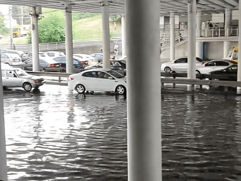 Індустріальний міст “поплив”, люди бродять по калюжах (відео)