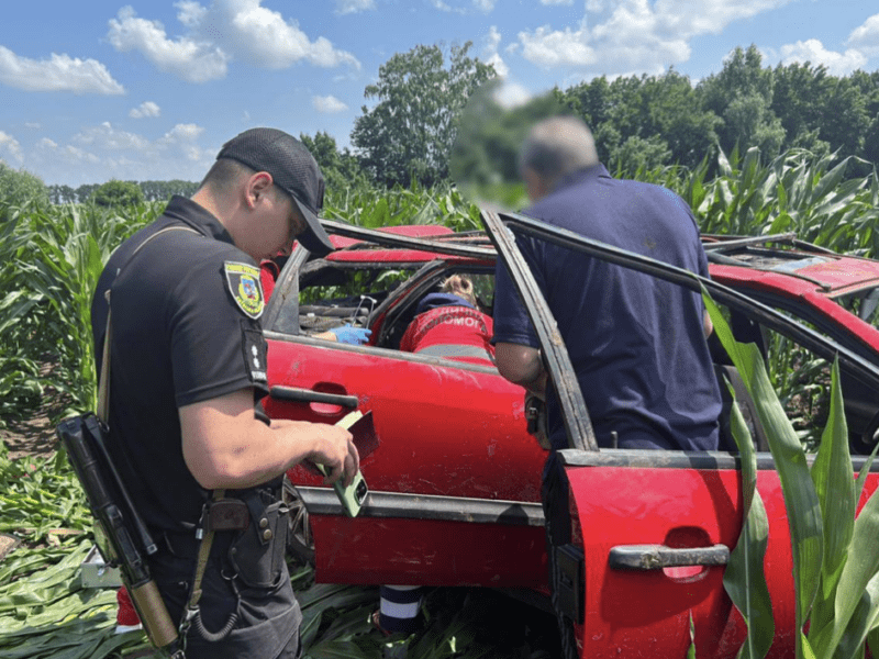 ДТП під Броварами: автівка перекинулася на дах (фото)