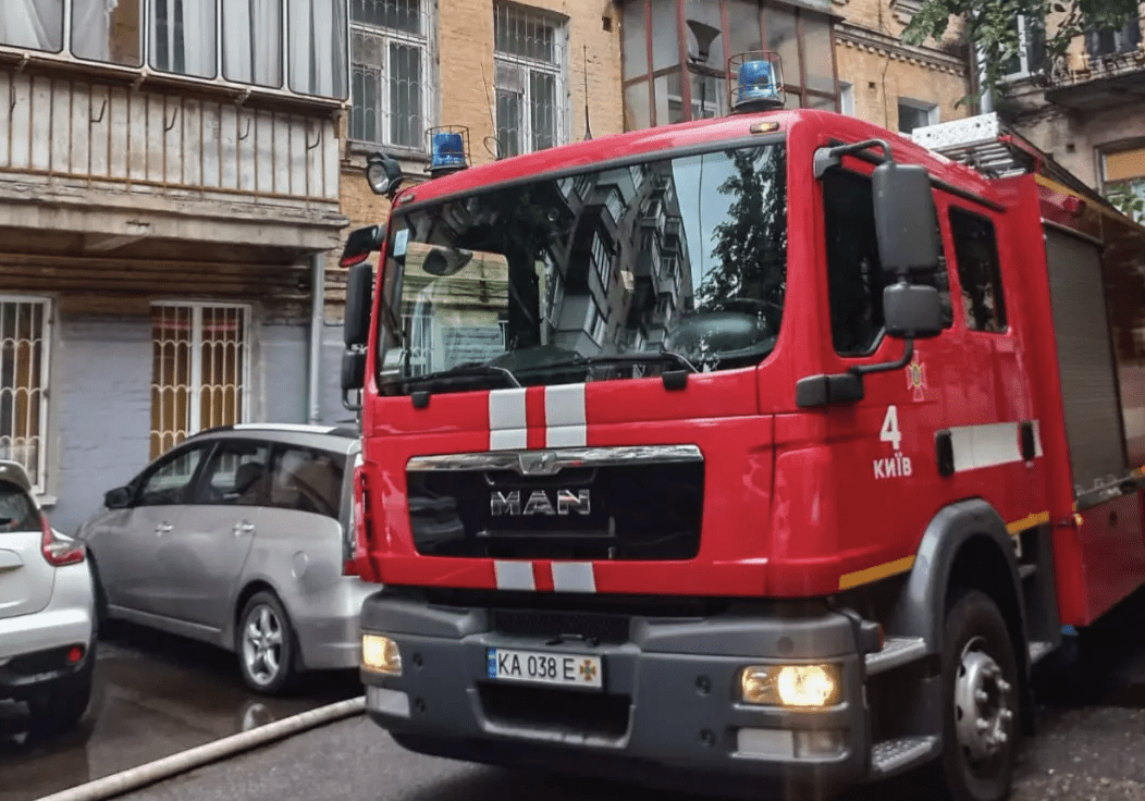 П’ятиповерхівка спалахнула у Голосіївському районі (фото)