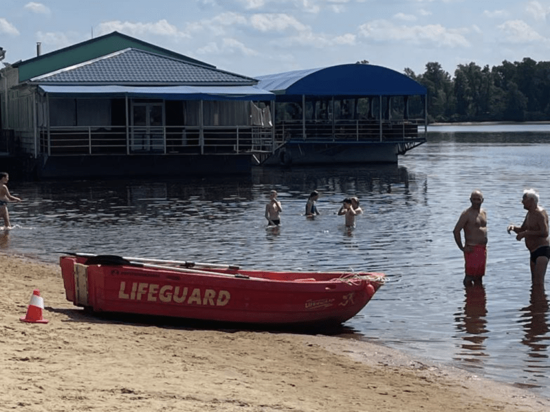 Пляжі офіційно не відкривали: киянам дали поради, як безпечно відпочивати біля водойм