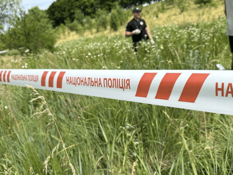 Облила бензином, скинула в болото, а потім закопала: на Київщині затримали жінку за жорстоке вбивство