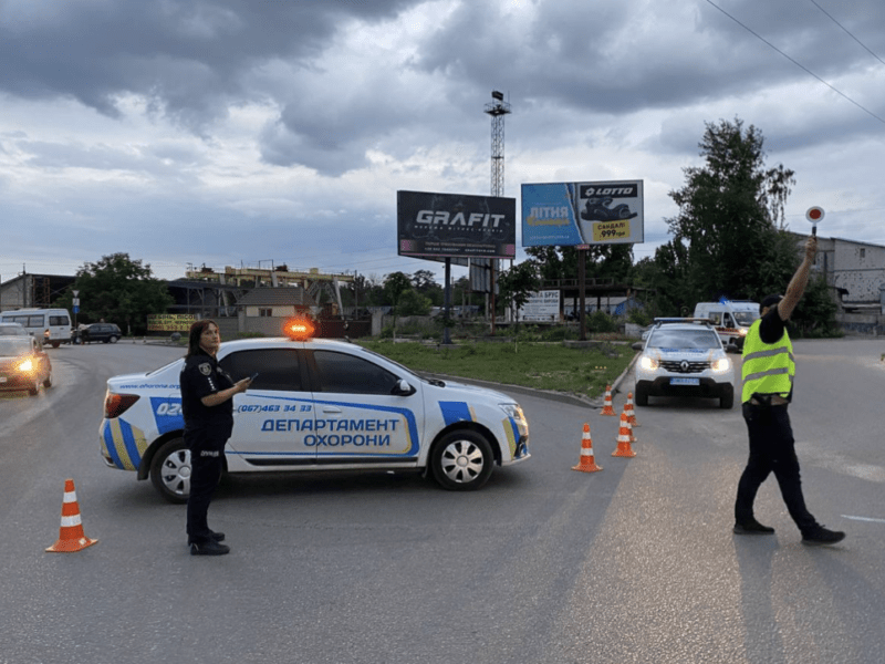 ДТП у Вишневому: мікроавтобус з пасажирами зіткнувся з легковиком (фото)