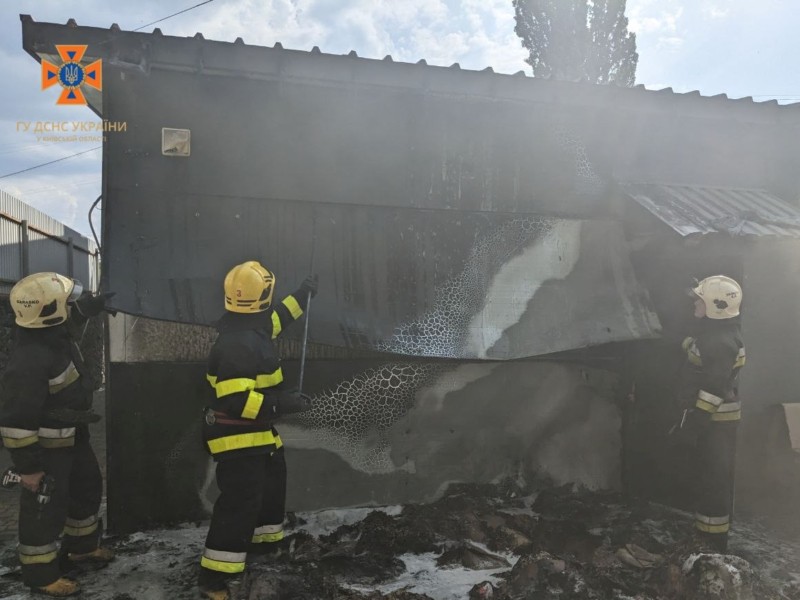 На Київщині спалахнула пожежа в магазині