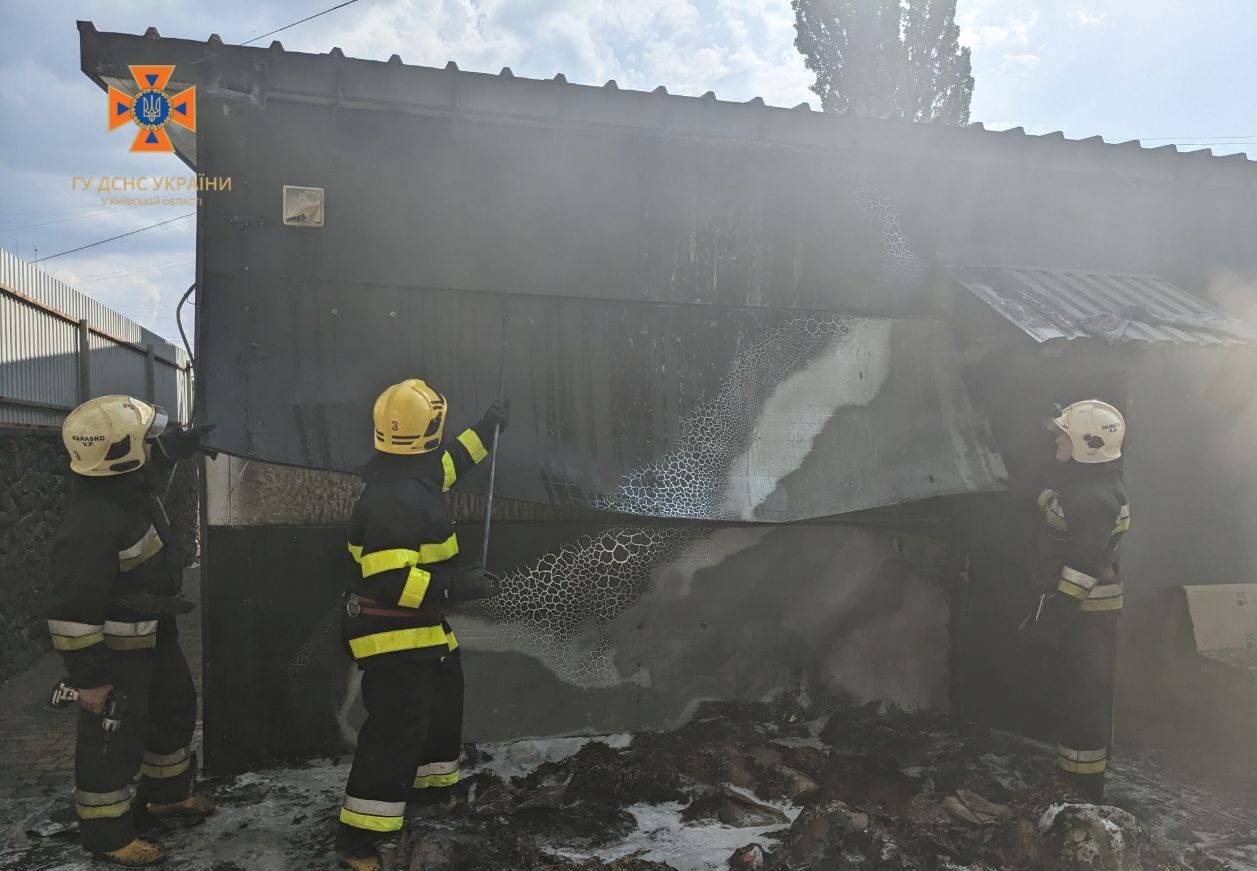 На Київщині спалахнула пожежа в магазиніНа Київщині спалахнула пожежа в ...