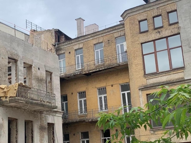 Забудовник “НЕСТ” знов незаконно зносить будинок 1913 року на Рейтарській й прикривається реставрацією