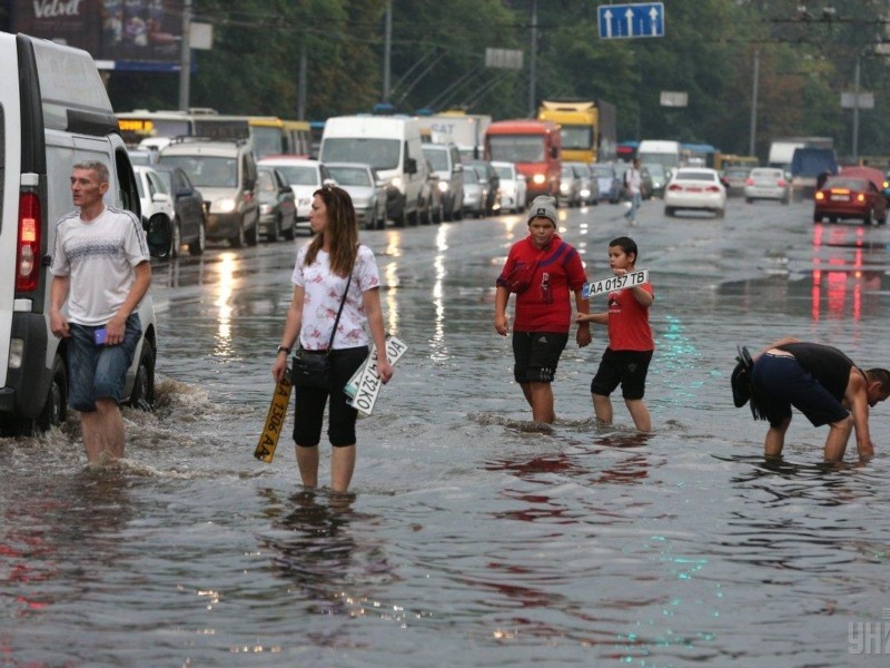 У Києві – сильна злива з грозою: столичні дороги перетворились на гірські потоки та озера (відео)