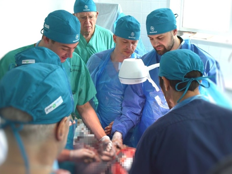 Хірурги Центру Шалімова провели надзвичайно складну операцію з видалення пухлини
