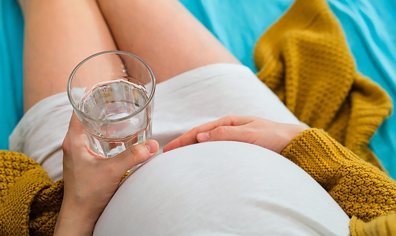 Скільки води повинна пити вагітна точно знають фахівці столичного пологового