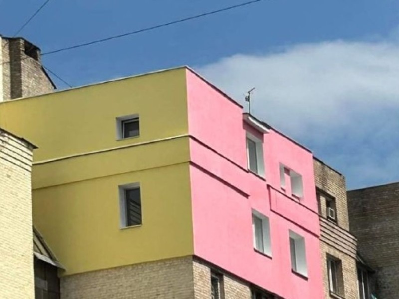 Скандал з рожевим фасадом: на Подолі з’явився будинок зі стіною “кольору Барбі”