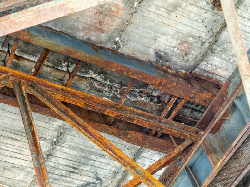 Наскрізна корозія і руйнування бетону: на мостах Патона і Метро зафіксували суттєві пошкодження