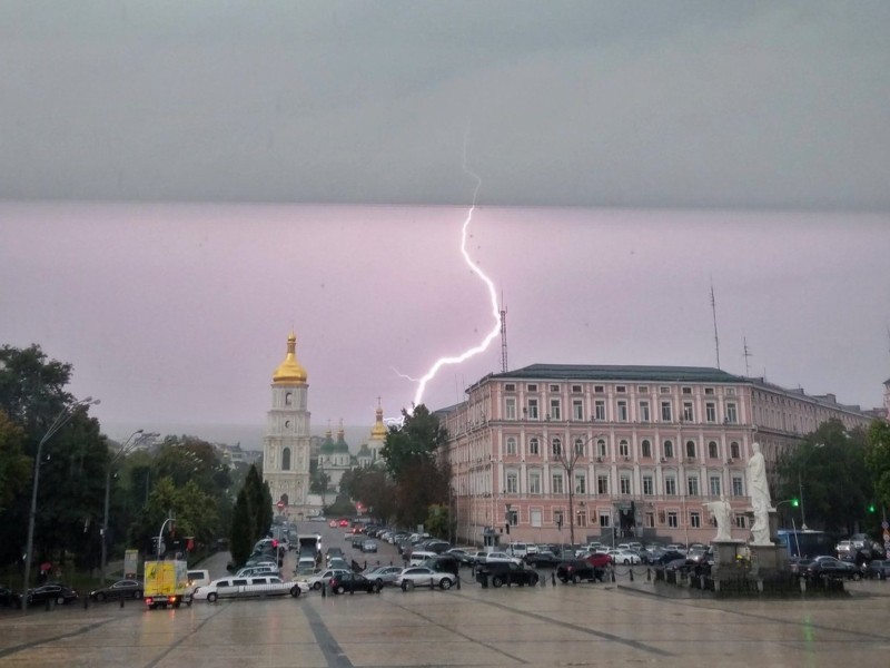 На Київ насувається негода: очікується дощ, гроза та сильний вітер
